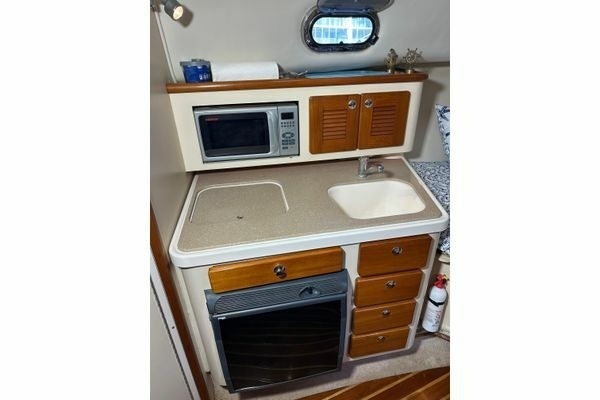2008 Pursuit 33