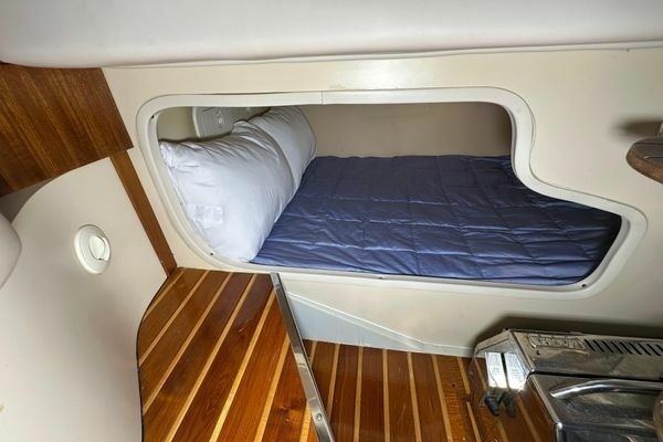 2008 Pursuit 33