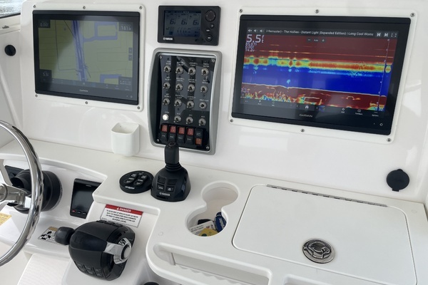 Everglades 355CCX Yacht For Sale