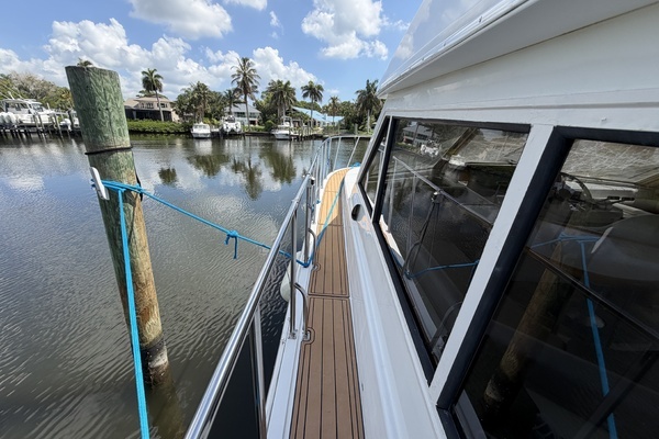 Navigator 5300 Yacht For Sale
