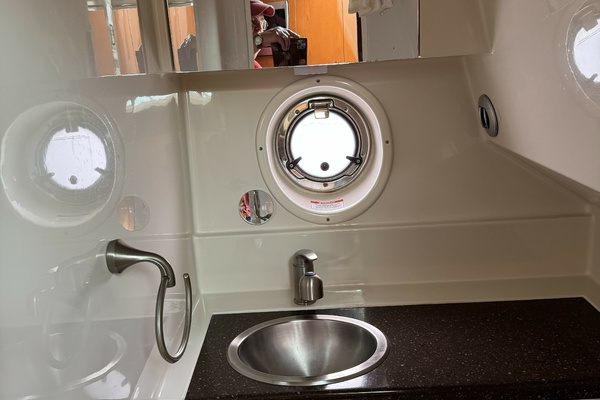 Sea Ray 310da Head