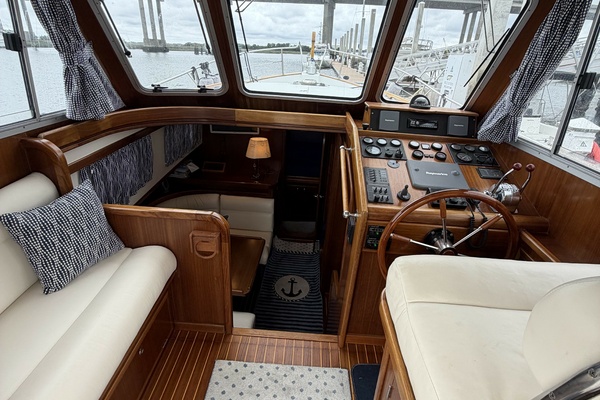 2002 Menorquin 110 helmdeck salon