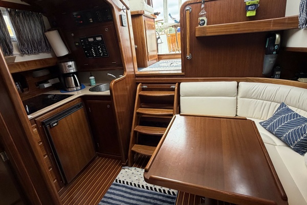 2002 Menorquin 110 port side dinette