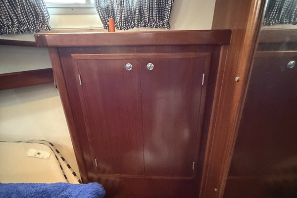 2002 Menorquin 110 cabin storage