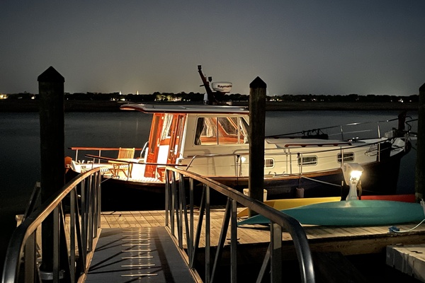 2002 Menorquin 110 starboard beam to the dock 