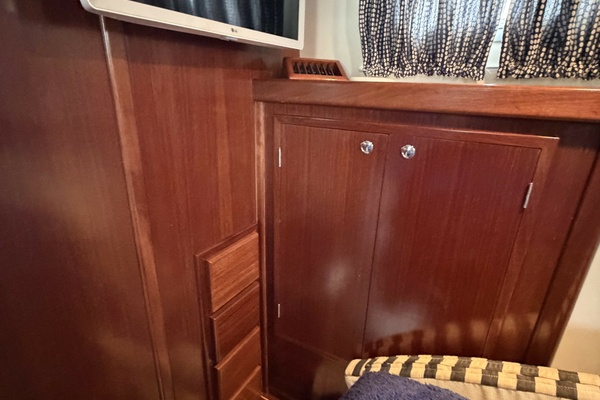 2002 Menorquin 110 cabin storage