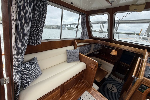 2002 Menorquin 110 helmdeck settee