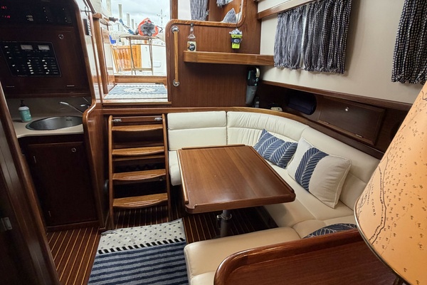 2002 Menorquin 110 salon settee
