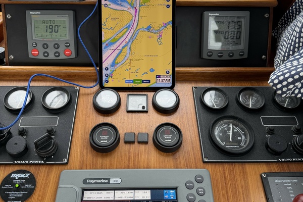 2002 Menorquin 110 helm console