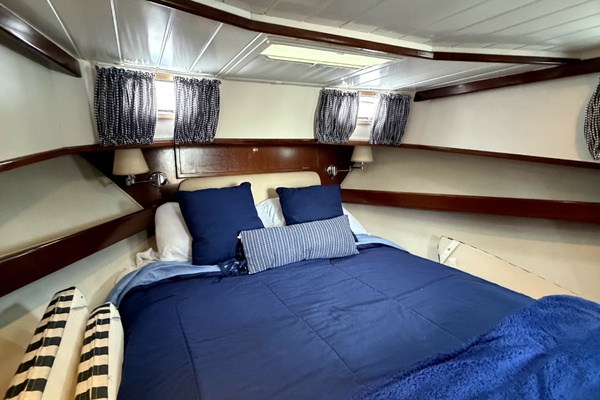 2002 Menorquin 110 owner's quarters