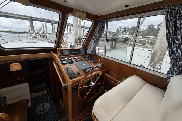 2002 Menorquin 110 helm seating