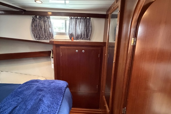 2002 Menorquin 110 cabin storage
