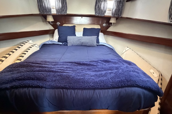 2002 Menorquin 110 queen island berth