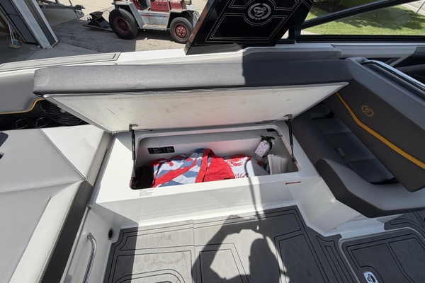28ft Cobalt Yacht For Sale