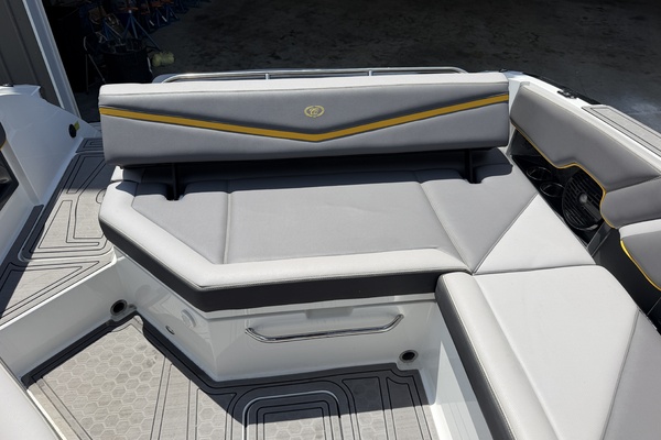 28ft Cobalt Yacht For Sale