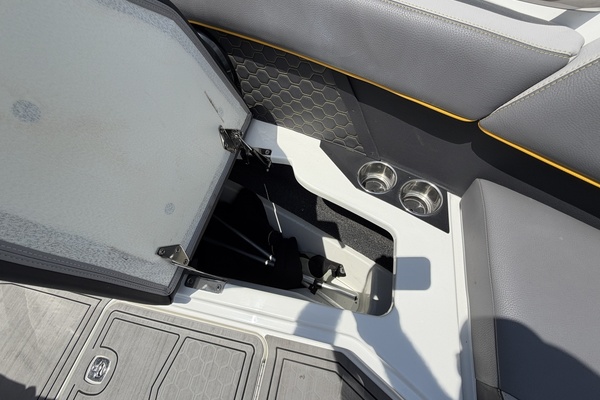 28ft Cobalt Yacht For Sale