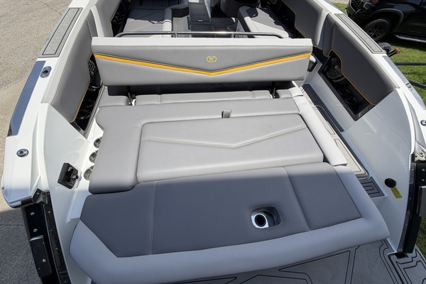 28ft Cobalt Yacht For Sale