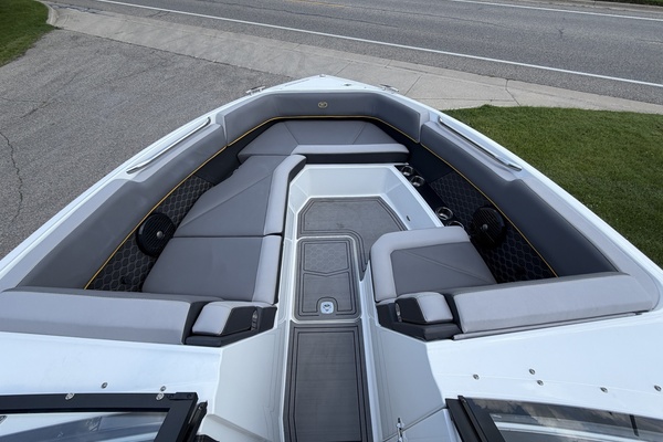 28ft Cobalt Yacht For Sale