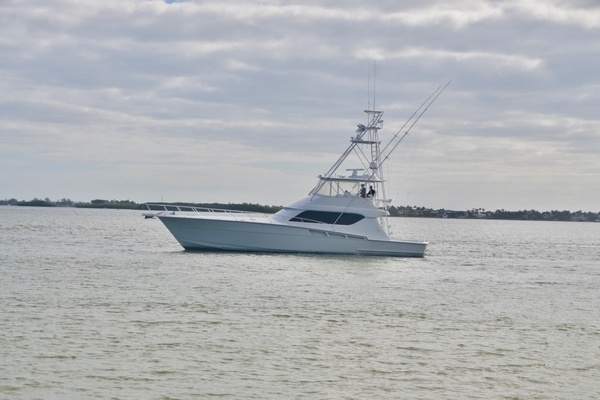 Hatteras 60 Convertible Yacht For Sale