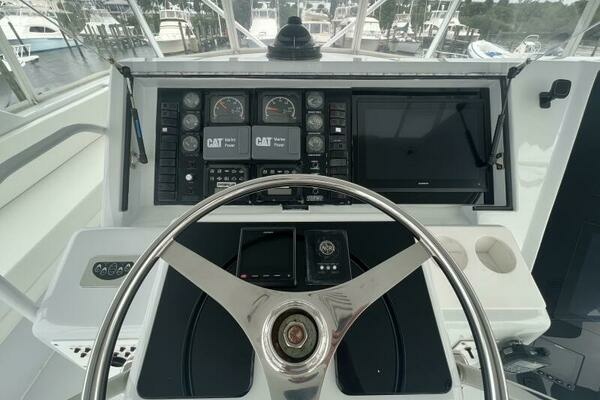 Hatteras 60 Convertible Yacht For Sale