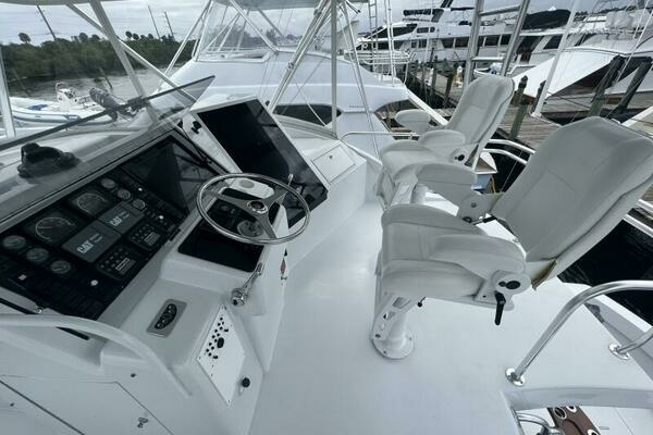 Hatteras 60 Convertible Yacht For Sale