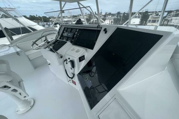 Hatteras 60 Convertible Yacht For Sale