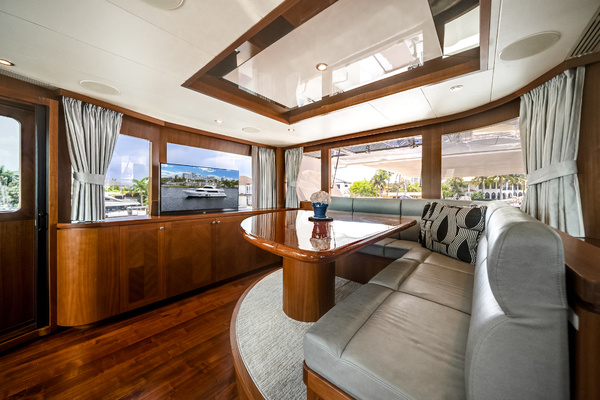 2016Ocean Alexander 90 ft 90 SKY LOUNGE