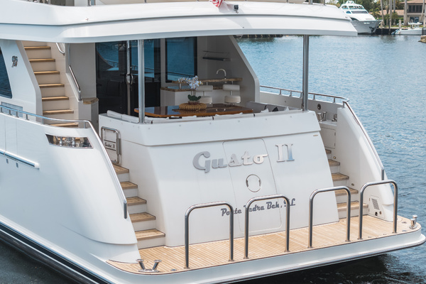 2016Ocean Alexander 90 ft 90 SKY LOUNGE