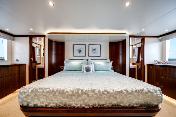 2016Ocean Alexander 90 ft 90 SKY LOUNGE