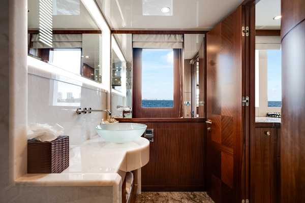 2016Ocean Alexander 90 ft 90 SKY LOUNGE