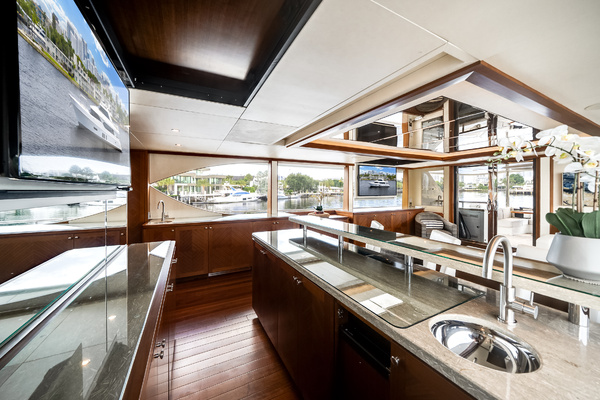 2016Ocean Alexander 90 ft 90 SKY LOUNGE