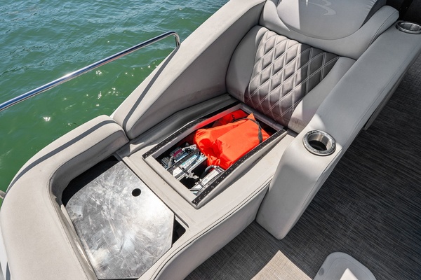 25ft Bennington Yacht For Sale