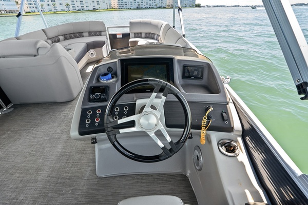 25ft Bennington Yacht For Sale