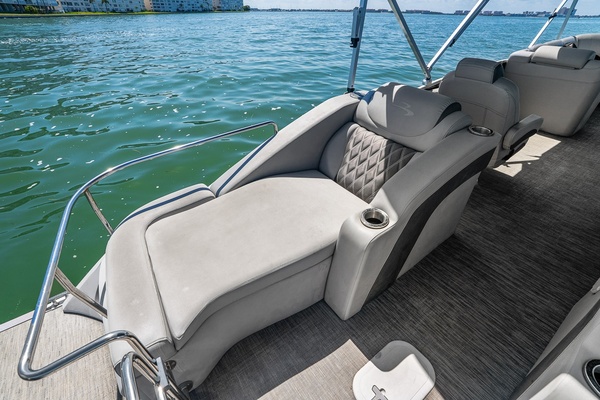 25ft Bennington Yacht For Sale