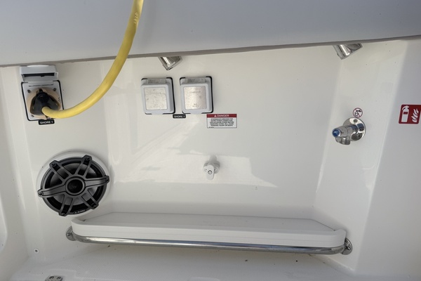 33ft Boston Whaler Yacht For Sale