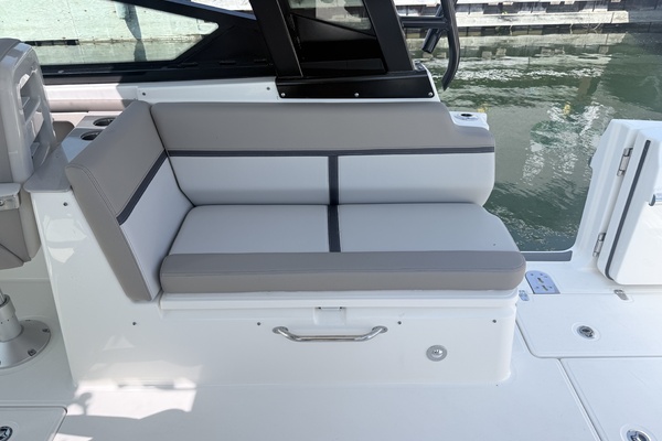 33ft Boston Whaler Yacht For Sale