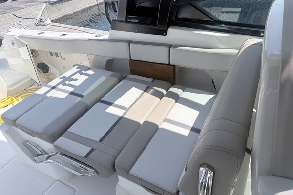 33ft Boston Whaler Yacht For Sale