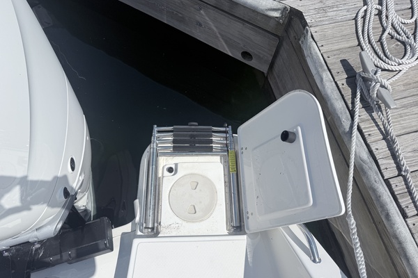 33ft Boston Whaler Yacht For Sale