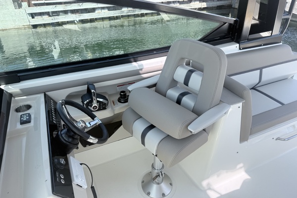 33ft Boston Whaler Yacht For Sale