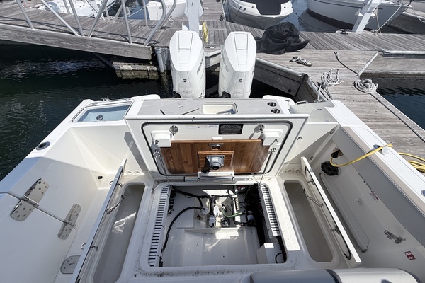 33ft Boston Whaler Yacht For Sale
