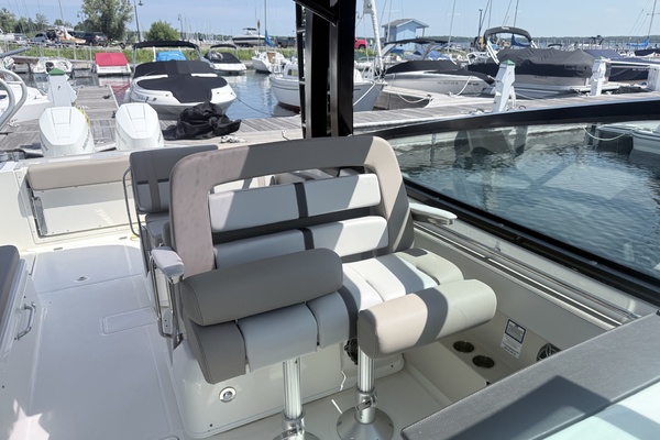 33ft Boston Whaler Yacht For Sale