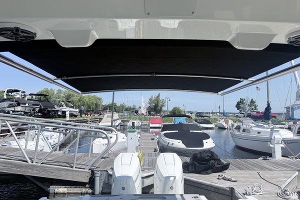 33ft Boston Whaler Yacht For Sale