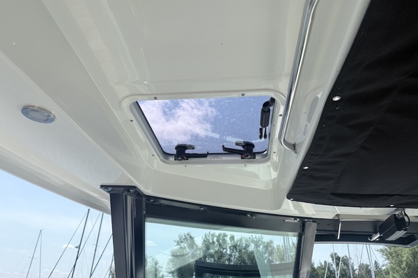 33ft Boston Whaler Yacht For Sale