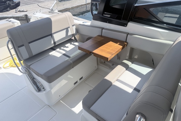 33ft Boston Whaler Yacht For Sale