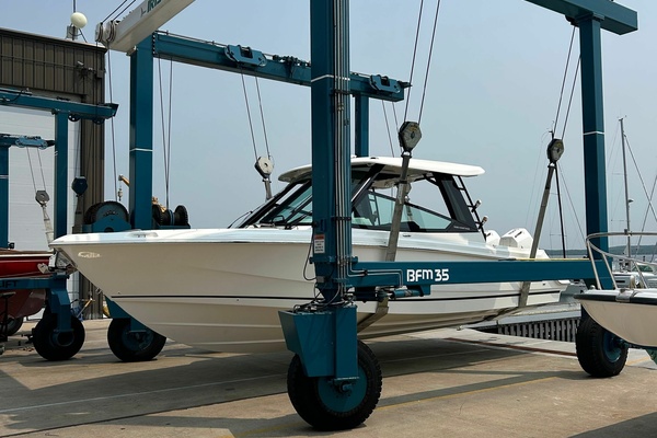 33ft Boston Whaler Yacht For Sale