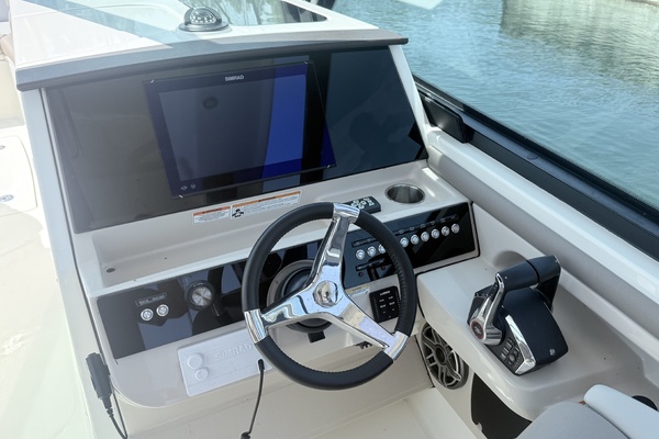 33ft Boston Whaler Yacht For Sale