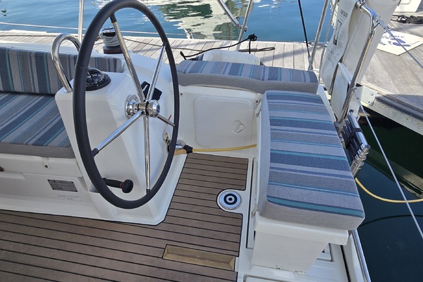 SUMMERPLACE 38ft Beneteau Yacht For Sale