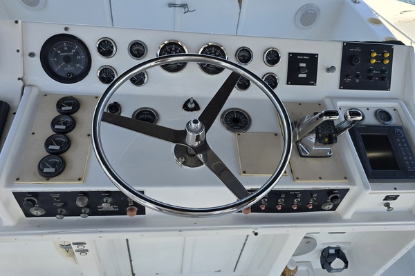 KNOCK ON WOOD 53ft Hatteras Yacht For Sale