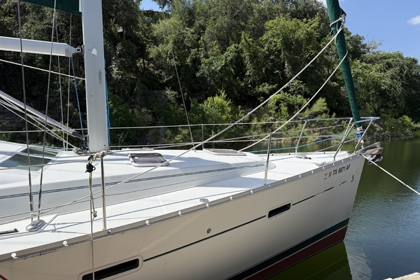 Photo of the 2007 Beneteau 373 "Lone Spar"