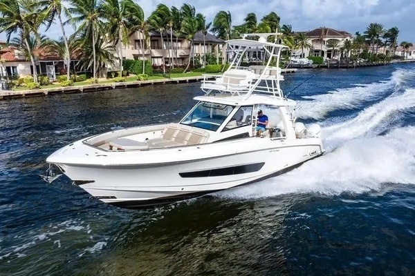 2022 Boston Whaler 42